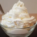 chantilly recette avec siphon sur table en bois