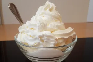 chantilly recette avec siphon sur table en bois