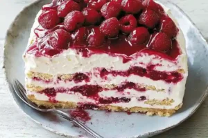 Tiramisu framboise 500g mascarpone dans un plat transparent