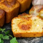Cake au chorizo chèvre entier sur planche