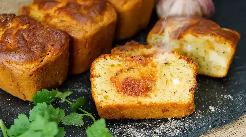 Cake au chorizo chèvre entier sur planche