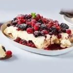 Tiramisu fruits rouges surgelés dans un plat avec fruits frais