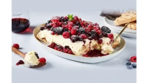 Tiramisu fruits rouges surgelés dans un plat avec fruits frais
