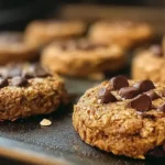 Biscuits sains aux flocons d’avoine et chocolat noir, sans sucre ni farine, sur plaque de cuisson.
