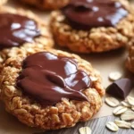 Biscuits sans cuisson aux flocons d’avoine et chocolat noir fondant, sur fond clair, texture moelleuse.